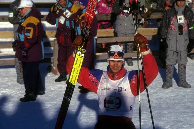 OLYMPIC LEGENDS: Thomas Alsgaard Olympiasieger Thomas Alsgaard (NOR) bei der Siegerehrung im 30km Langlauf bei den olympischen Winterspielen 1994 Nordischer Skilauf OS Winter Herren Olympische Winterspiele, Olympia, Spiele, Ski Nordisch, Skisport 1994, Einzelbild Lillehammer Freude,