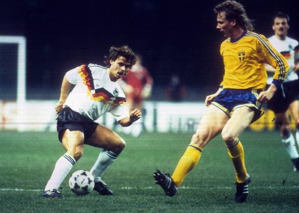 Olaf Thon (BR Deutschland, li.) gegen Johnny Ekström (Schweden) - DEUTSCHSPRACHIGE SPORTZEITSCHRIFTEN UND -ZEITUNGEN NUR NACH RÜCKSPRACHE Fußball Länderspiel Herren DEUTSCHSPRACHIGE SPORTZEITSCHRIFTEN UND -ZEITUNGEN NUR NACH RÜCKSPRACHE, Osterturnier 1988 Gruppe Berlin Dynamik,
