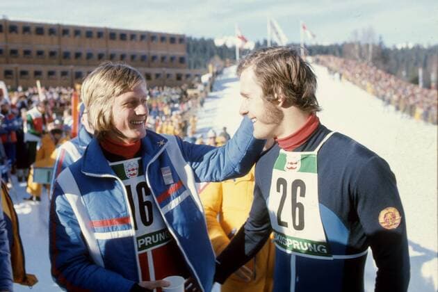 Pal Schjetne (Norwegen, li.) gratuliert Ulrich Wehling (DDR) Nordische Kombination OS Winter Herren Olympische Spiele 1976, Winterspiele, Ski Nordisch, Skisport, Gruppe Innsbruck Freude,