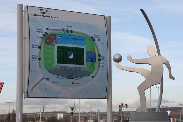 TSG 1899 Hoffenheim - Aussenansicht Rhein-Neckar-Arena. Mit Fussballkunst und Wegeplan des Stadions o0 Wegweiser Übersicht Plan Info Stadionplan