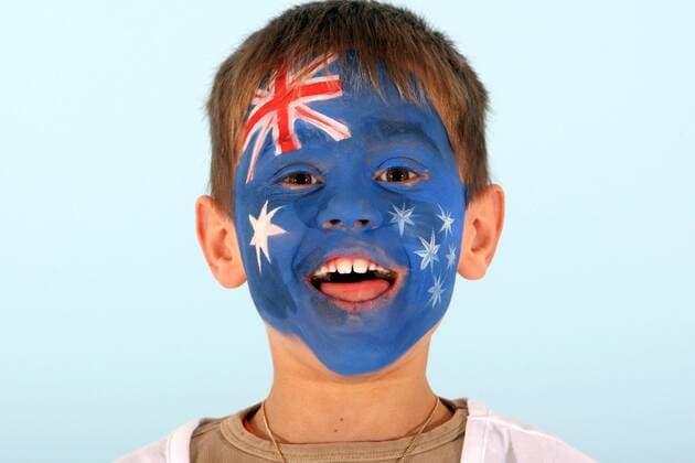 Kind mit Gesichtsbemalung in den Landesfarben des WM Teilnehmers Australien (Gruppe D) - FUSSBALL - FIFA WM 2010, Fotoshooting mit Kindern - MODEL RELEASED - . 