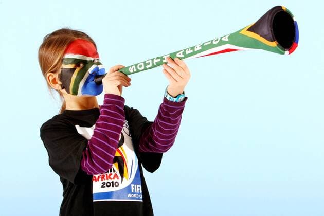 Kind mit Gesichtsbemalung in den Landesfarben des WM Teilnehmers Südafrika bläst in eine Vuvuzela - FUSSBALL - FIFA WM 2010, Fotoshooting mit Kindern - MODEL RELEASED  o00 Tröte Fantröte
