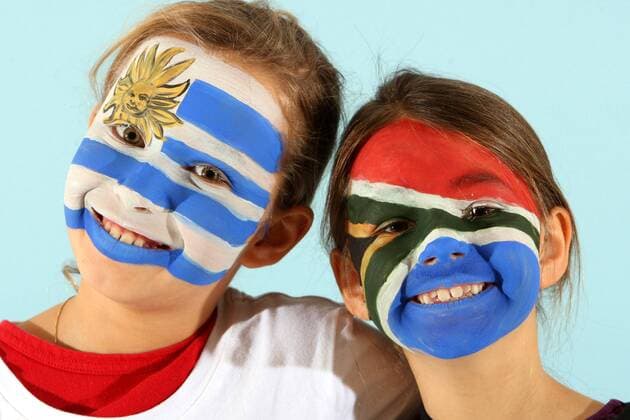 Kinder mit Gesichtsbemalung der WM Teilnehmer Uruguay (li.) und Südafrika, Gruppengegner in der Gruppe A - Fotoshooting mit Kindern - MODEL RELEASED - 