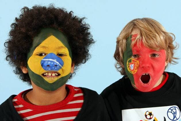Kinder mit Gesichtsbemalung der WM Teilnehmer Brasilien (li.) und Portugal, Gruppengegner in der Gruppe G - Fotoshooting mit Kindern - MODEL RELEASED - 