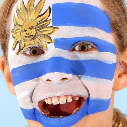 Kind mit Gesichtsbemalung in den Landesfarben des WM Teilnehmers Uruguay (Gruppe A) - FUSSBALL - FIFA WM 2010, Fotoshooting mit Kindern - MODEL RELEASED - 