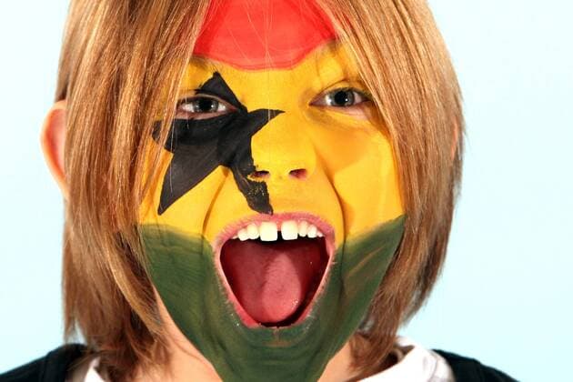 Kind mit Gesichtsbemalung in den Landesfarben des WM Teilnehmers Ghana (Gruppe D) - FUSSBALL - FIFA WM 2010, Fotoshooting mit Kindern - MODEL RELEASED - 