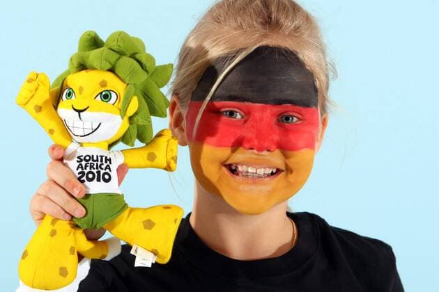 Kind mit Gesichtsbemalung in den Landesfarben des WM Teilnehmers Deutschland (Gruppe D) und WM Maskottchen Zakumi - FUSSBALL - FIFA WM 2010, Fotoshooting mit Kindern - MODEL RELEASED - 