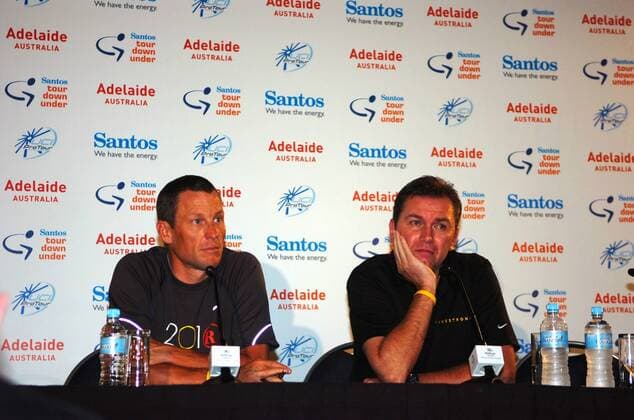 Lance Armstrong (USA, li.) und Teamchef Johan Bruyneel (Belgien beide Team RadioShack) - Pressekonferenz in Adelaide anlässlich der Tour Down Under - 