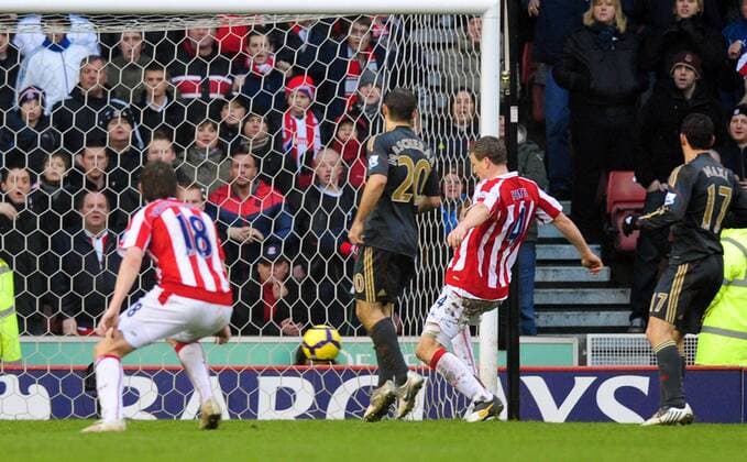 Robert Huth of Stoke City (2R) steals in on the far post to score the equaliser Barclays Premier League Stoke City v Liverpool FC 16th January, 2010 EDITORIAL USE ONLY. No use with unauthorised audio, video, data, fixture lists, club league logos or live services. Online in-match use limited to 120 images, no video emulation. No use in betting, games or single club league player publications. o0 Tor