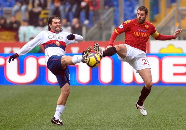 Milanetto (Genoa, L) und Simone Perrotta (AS ROM) roma 17-01-2010 serie a - AS ROM vs CFC Genua 1893 - - massimoxoliva