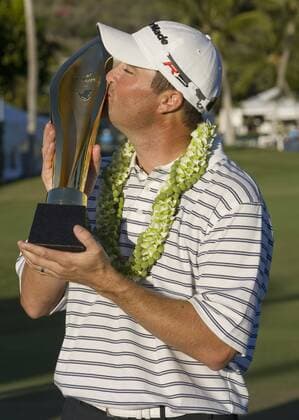 17 January 2010: Ryan Palmer of the United States kisses the Sony Trophy after winning the 2010 Sony Open with a final score of -15 for a 66 on the final day of play. The Sony Open is played at the Waialae Country Club Icon19401171001 o0 Objekte Pokal Trophäe USA EDITORIAL USE ONLY