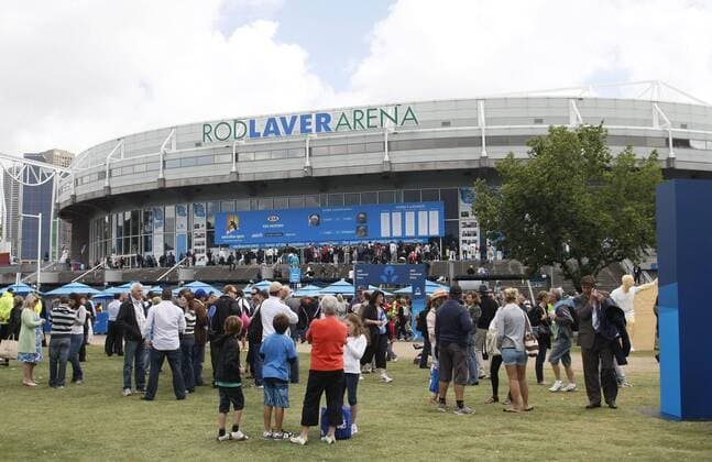 Grand Slam, Melbourne Park, Australian Open 2010,Zuschauer am ersten Spieltag vor der Rod Laver Arena. o0 Tennisstadion