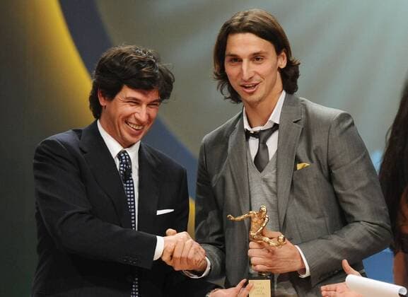 Gala Oscar del calcio Aic 2009 FIGC Vizepräsident Demetrio Albertini (l. ITA) Zlatan Ibrahimovic (FC Barcelona) - Best Foreign Player -  o0 Funktionär Freude Pokal, Trophäe Preis o0 Serie A o00 Ehrung