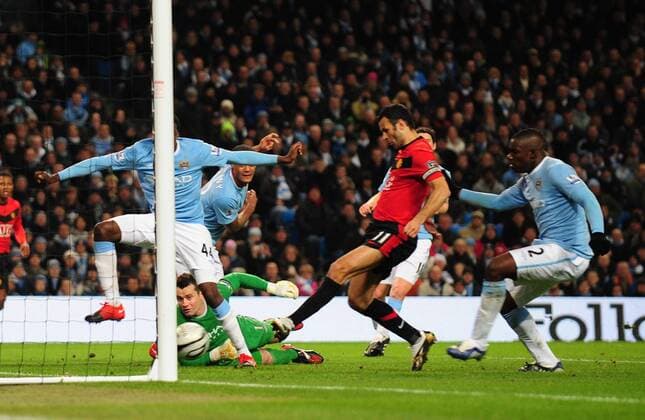 Ryan Giggs of Manchester United scores the first goal past Shay Given (bottom) of Manchester City Carling Cup Semi Final 1st Leg - Manchester City (blue) vs Manchester United (red) - 19th January, 2010 EDITORIAL USE ONLY. No use with unauthorised audio, video, data, fixture lists, club league logos or live services. Online in-match use limited to 120 images, no video emulation. No use in betting, games or single club league player publications. o0 Tor