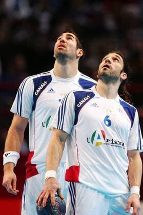 Nikola Karabatic (li.) und Bertrand Gille (beide FRA) - Tournoi de Paris- Bercy - 16.01.2010 -  NLeGouicFEP o00 kurios Skepsis synchron