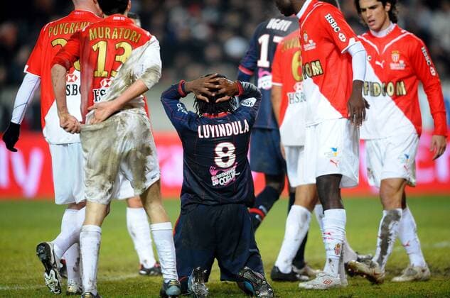Peguy Luyindula c. - Paris Saint Germain PSG (Schwarz) vs AS Monaco - Ligue1 Ligue 1 L1 L 1 - 20.01.2010 - Foot Football - xABIBARDFEPx  o0 Enttäuschung