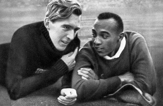 1936 OLYMPICS, BERLIN. Carl Ludwig (Deutschland, l.) and JESSE OWENS (USA) -  o0 Olympische Spiele, Sommerspiele, Leichtathletik Luz Long Weitsprung Kameradschaft Aufnahmedatum geschätzt Heinrich von der Becke