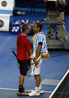 Melbourne, Marcos Baghdatis (Zypern, re.) geht zu Lleyton Hewitt (Australien) und sagt ihm das er verletzt aufgibt