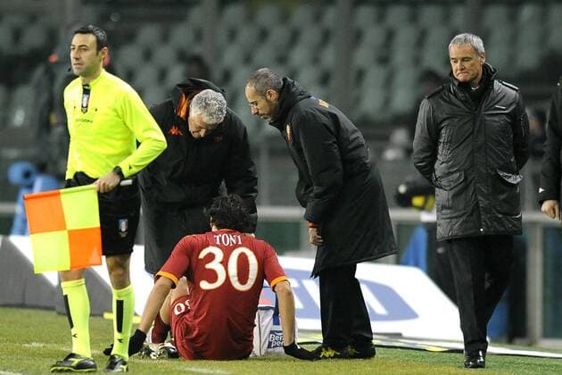 Torino 23 01 2010 - Serie A Juventus Turin -AS Roma - Luca Toni (C) verletzt am Boden, Trainer Claudio Ranieri (beide Rom, R) - 