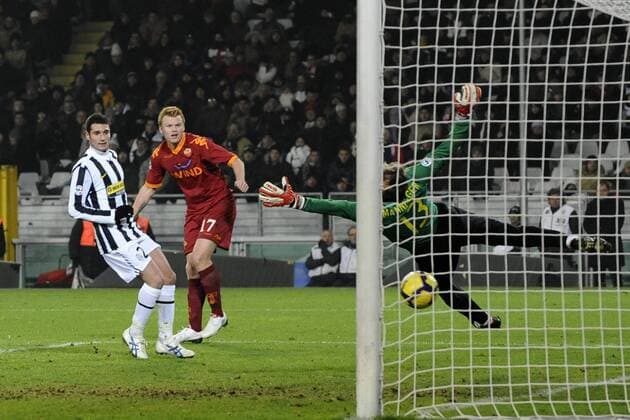Turin, Juventus Turin (schwarz weiß) - AS Rom (rot): John Arne Riise (Rom) erzielt gegen Torwart Alexander Manninger (Juventus) ein Tor 