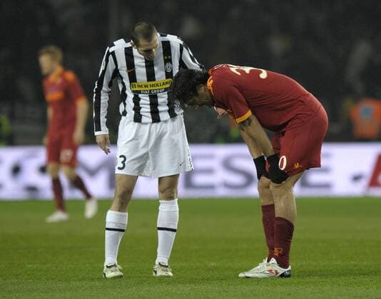 Luca Toni (Roma, re.) verletzt neben Giorgio Chiellini (Juve) - Turin, Juventus Turin - AS Rom - giorgioxperottino o0 Kameradschaft