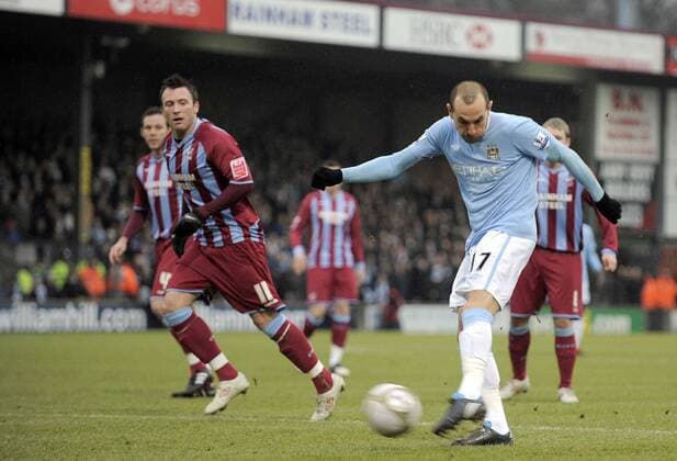 Manchester City s Martin Petrov (R) scores his first goal. EON FA Cup 4th Round Scunthorpe United v Manchester City 24th January, 2010 EDITORIAL USE ONLY. No use with unauthorised audio, video, data, fixture lists, club league logos or live services. Online in-match use limited to 120 images, no video emulation. No use in betting, games or single club league player publications. o0 Tor