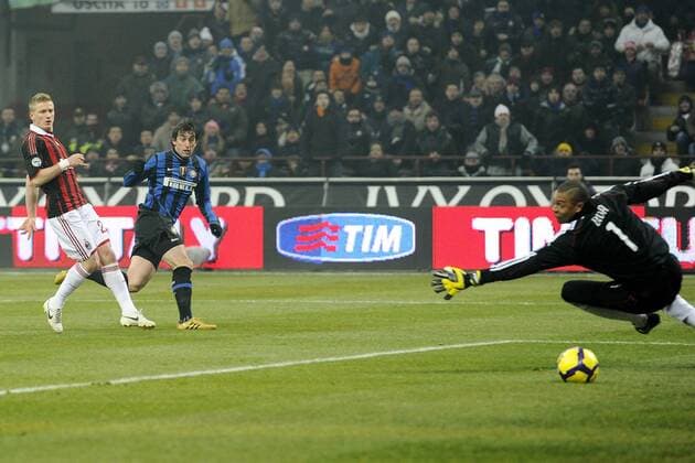 Inter Mailand (blau) - AC Mailand (rot) 2:0 - Diego Milito (Inter, Mitte) trifft gegen Ignazio Abate (li.) und Torwart Dida (beide Milan)  o0 Tor, Sponsor, Werbepartner, Werbung, Wirtschaft, Tim