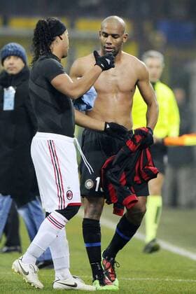 Inter Mailand (blau) - AC Mailand (rot) 2:0 - Ronaldinho (Milan, li.) - Maicon (Inter) 