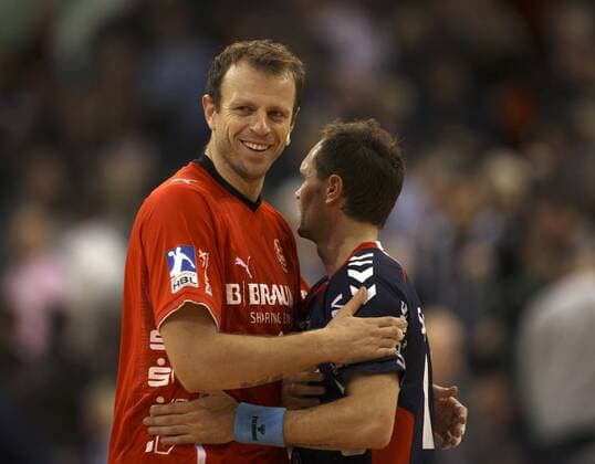 Dalibor ANUSIC, Melsungen, umarmt Lars CHRISTIANSEN, Flensburg Handball 1. Bundesliga Herren am Mi. 18.11.2009 SG Flensburg Handewitt (Blau) vs MT Melsungen (Rot) 34 - 30