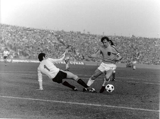 Goalkeeper Daniel Carnevali (ARG, L) and Johan Cruijff (NED, R) - Argentina vs. Holland 1973 1974 xVIxFransxHemelrijkxIVx 81085 o0 WM sw