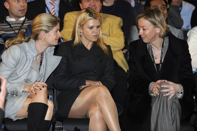 V.li.: Christina WEBER (Tochter von Willi WEBER), Corinna SCHUMACHER, Ehefrau von Michael SCHUMACHER (GER), und Sabine KEHM (Managerin und Medienbetreuerin Michael SCHUMACHER) . Teamvorstellung Mercedes GP Petronas am 25.01.2010. Stuttgart o0 Familie privat Frau