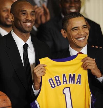 U.S. President Barack Obama (R) poses with Los Angeles Lakers guard Kobe Bryant during an event with the 2008-2009 NBA champion Los Angeles Lakers at the White House in Washington Jan. 25, 2010.  o0 people Politik