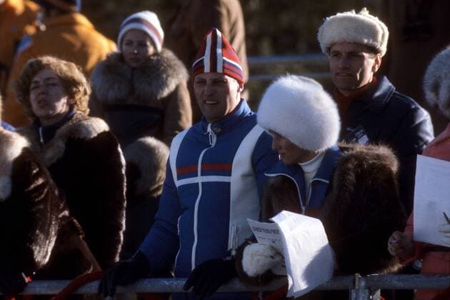 Prinz Harald von Norwegen mit Ehefrau Sonja als Zuschauer bei den Olympischen Spielen Innsbruck 1976 Nordischer Skilauf OS Winter Herren Olympische Spiele Innsbruck 1976, Winterspiele, Ski Nordisch, Skisport, Langlauf Gruppe Seefeld