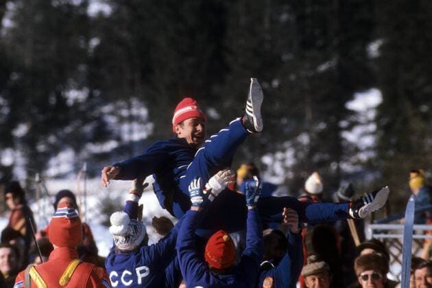 Jubel UdSSR nach dem Doppelerfolg über 15km bei den Olympischen Spielen 1976 in Innsbruck Nordischer Skilauf OS Winter Herren Olympische Spiele Innsbruck 1976, Winterspiele, Ski Nordisch, Skisport, Langlauf Gruppe Seefeld Freude, Begeisterung,
