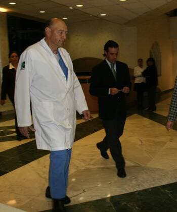 Jan 25, 2010 - Mexico City, Mexico - President MICHAEL BAUER (r.) and neurosurgeon ERNESTO MARTINEZ at a press conference after the surgery of the player Salvador Cabanas.  - ZUMAu78 o0 people Arzt Funktionär