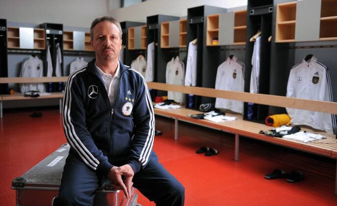 Thomas MAI, Zeugwart der DFB-Nationalmannschaft, sitzt fuer ein Interview in der Kabine. Fussball Deutsche Fussball Nationalmannschaft: In der Stuttgarter Mercedes-Benz Arena fanden Werbeaufnahmen und ein Werbedreh fuer den DFB- Generalsponsor Mercedes-Benz im Hinblick auf die Fussball-Weltmeisterschaft 2010 statt. Stuttgart, 25.01.2010 o0 Betreuer o00 Shooting