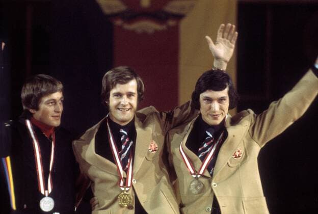 Siegerehrung Olympische Spiele 1976 in Innsbruck: Olympiasieger Ulrich Wehling (DDR, Mitte) zwischen Urban Hettich (BR Deutschland, li.) und Konrad Winkler (DDR) Nordische Kombination OS Winter Herren Olympische Spiele Innsbruck 1976, Winterspiele, Ski Nordisch, Skisport, Langlauf Gruppe Innsbruck Freude,