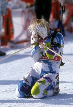 Antje Misersky (Deutschland) kann es nicht fassen, sie ist Olympiasiegerin 1992 in Albertville über die 15km Misersky gewann in Albertville 1xGold und 2xSilber. Zwei Jahre später in Lillehammer gelang ihr noch eine Silbermedaille mit der deutschen Staffel Biathlon OS Winter Damen Olympische Spiele Albertville 1992, Winterspiele Einzelbild Les Saisies Glück, Begeisterung, Freude,