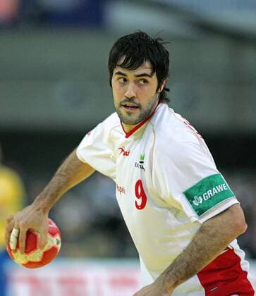 HANDBALL - EHF EURO 2010, GER vs ESP INNSBRUCK,26.JAN.10 - DIVERS, HANDBALL - EHF Europameisterschaft, EURO 2010, Länderspiel, Deutschland (schwarz) vs Spanien (weiß). Bild zeigt Raul Entrerrios (ESP). 