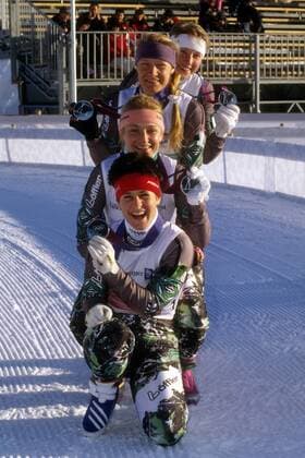 Die deutsche 4x7,5km Staffel freut sich bei den Olympischen Spielen 1994 in Lillehammer über den 2. Platz, von vorn: Uschi Disl, Simone Greiner Petter Memm, Antje Harvey Misersky und Petra Schaaf Biathlon OS Winter Damen Olympische Spiele 1994, Winterspiele Gruppe Lillehammer Freude,
