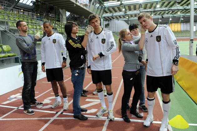 Die Deutsche Nationalmannschaft beim Leistungstest in Sindelfingen, Thomas Müller (mitte), Toni Kroos (re) und Dennis Aogo bei der Blutabnahme für den Laktattest.