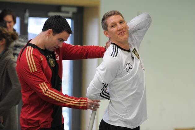 Bastian SCHWEINSTEIGER (GER, R) beim Fitnesstest mit Fitnesscoach Shad FORSYTHE