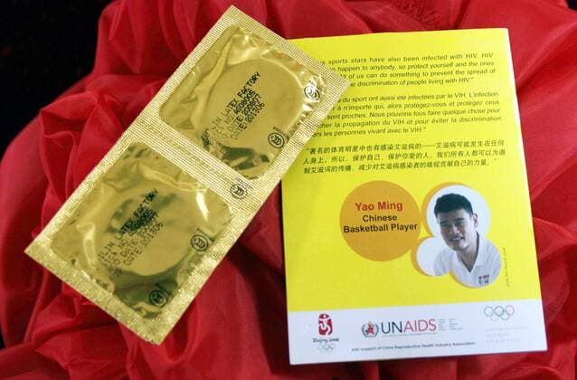 Two condoms are seen next to a condom box with the of Chinese basketball superstar Yao Ming and the logos of UNAIDS and the Beijing 2008 Olympic Games during the preview of an auction in Nanjing city, east Chinas Jiangsu province, 27 January 2010. The two condoms are part of a small quantity of hardbound version with the image of Yao Ming amid the 100,000 condoms distributed by IOC (International Olympic Committee) to prevent AIDS at the Olympic Village during the Beijing 2008 Olympic Games in China in August 2008. The two condoms will participate in an auction for Olympic collections in Nanjing, capital of eastern Chinese province of Jiangsu on January 31. The auction aims to support the city to bid for the 2014 Youth Olympic Games. Part of the money through the auction will be used for charity. A 14-month-old leukaemia patient will benefit from the auction of the condoms, s  20100128_54500 o00 Kondom kurios soziales Engagement, Sozialengagement Anti Kampagne o0 Werbepartner Werbeträger
