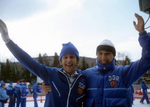 Ulrich Wehling (li.), Olympiasieger 1980 in Lake Placid, und der drittplazierte Konrad Winkler (beide DDR) Nordische Kombination OS Winter Herren Olympische Spiele 1980, Winterspiele, Ski Nordisch, Skisport Gruppe Lake Placid Freude, Begeisterung,