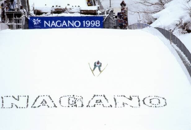 Skispringer während der Olympischen Spiele 1998 in Nagano Skispringen OS Winter Herren Olympische Spiele 1998, Winterspiele, Ski Nordisch, Skisport Totale Nagano