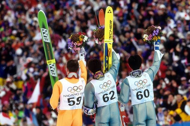 Siegerehrung Großschanze Olympische Spiele 1998 in Nagano: Olympiasieger Kazuyoshi Funaki (Japan, Mitte) zwischen Jani Soininen (Finnland, li.) und Masahiko Harada (Japan) Skispringen OS Winter Herren Olympische Spiele 1998, Winterspiele, Ski Nordisch, Skisport Gruppe Nagano Freude,