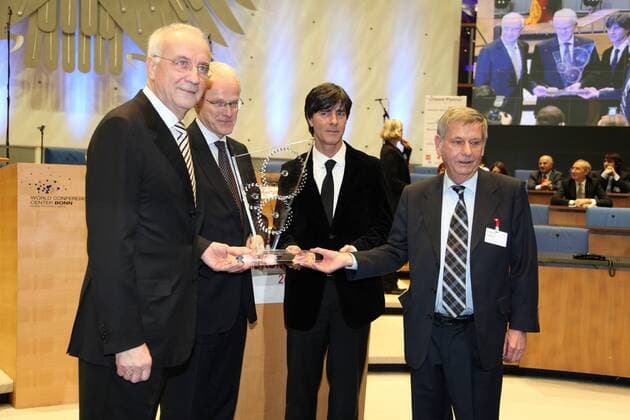 Fritz Pleitgen (L), NRW Ministerpräsident Jürgen Rüttgers (2L) und Dr. Willi Hausmann (R), Staatssekretär a.d. gratulieren Joachim Löw, der mit dem Zukunftspreis ausgezeichnet wurde in Bonn am 28.01.2010 Zukunftspreis 2009 Bonn  o0 GER o0 Preis Preisträger o0 Bundestrainer Nationaltrainer