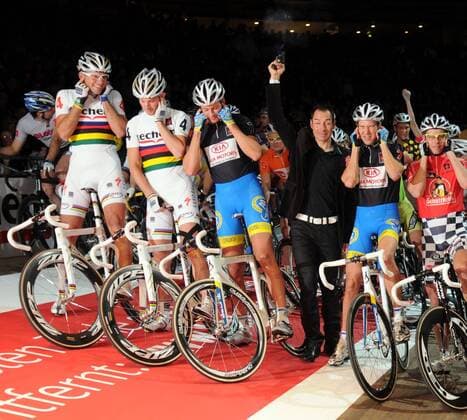Radsport, Bahnradsport, 99. Berliner Sechstagerennen, Velodrom Landsberger Allee, Startschuss mit Erik Zabel, GER, (3R), 28.01. 2010, o00 kurios Komik laut Lautstärke Schuss