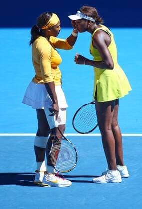 Serena (l) and Venus Williams, USA, in the women s doubles final of the 2010 Tennis Australian Open in Melbourne, 29 01 2010 -