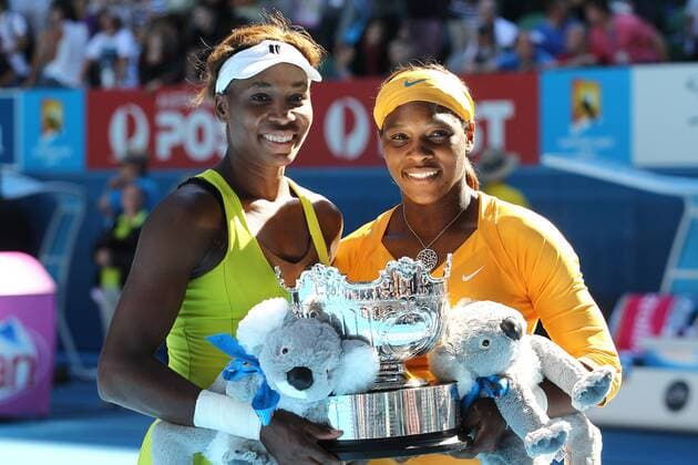 Serena and Venus Williams (L), USA, in the women s doubles final of the 2010 Tennis Australian Open in Melbourne, 29 01 2010 - o0 Objekte Pokal Sieger Siegerehrung Freude